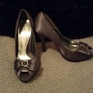 Peep toe pump with bow,only worn once.